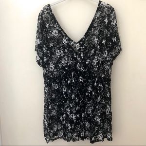 TORRID V-NECK, V-BACK, SHORT SLEEVE FLORAL BLOUSE